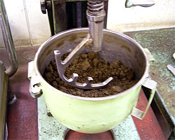 写真：土と固化材の混合攪拌