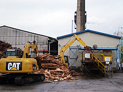 破砕機へ廃木材投入作業